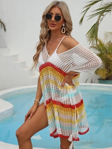 Détail de la robe de plage crochetée à rayures colorées avec maille ajourée et franges