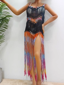 Détail d'une robe de plage en crochet avec franges multicolores et maille ajourée