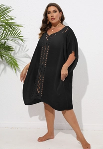 Détails de la tunique de plage noire à col en V avec motifs crochet ajourés sophistiqués