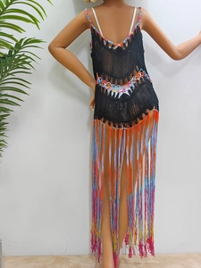 Détail d'un cache-maillot au crochet fait main avec pompons colorés et motifs de tricot bohème