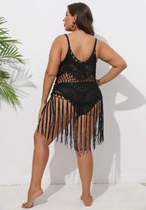 Vue détaillée du dos d'une robe de plage noire au crochet grande taille avec franges