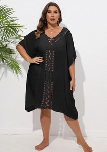 Détail de la broderie crochet bohème sur la robe de plage noire oversize à col en V