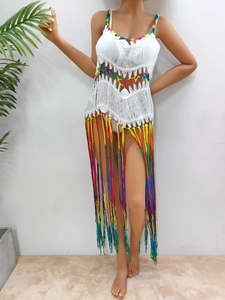 Détail de la robe de plage au crochet avec franges multicolores et maille ajourée