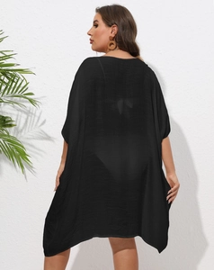 Vue détaillée du dos d'un paréo de plage noir transparent en grande taille