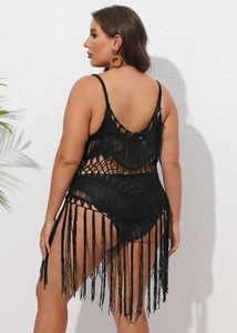 Détail de la conception ajourée crochetée main avec de longues franges sur une robe de plage