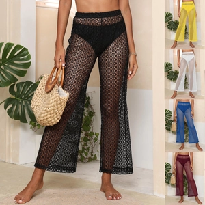Détail de pantalon de plage en dentelle au crochet florale en cinq coloris d'été