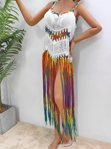 Détail de la robe de plage crochetée blanche avec de longues franges arc-en-ciel colorées