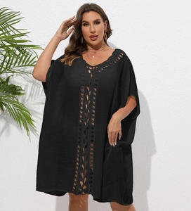 Détail de l'encolure en crochet bohème sur un cache-maillot de plage noir ample grande taille