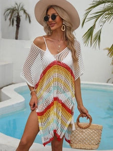 Détail de robe de plage au crochet colorée avec maille ajourée et fente latérale à pompons