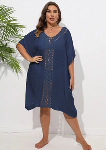 Détail de robe de plage grande taille bleue avec broderie au crochet sur le col