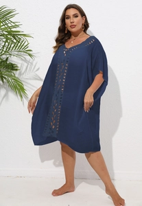 Détail du cache-maillot bleu marine avec dentelle au crochet et col en V ample