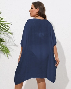 Détail du cache-maillot bleu marine surdimensionné avec texture plissée et tissu transparent