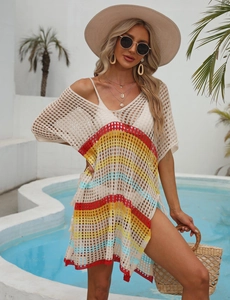 Détail de la tunique de plage bohème avec texture crochet et motifs colorés