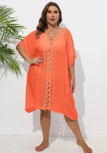 Détail du col en V au crochet et du tissu orange texturé sur ce cache-maillot de plage