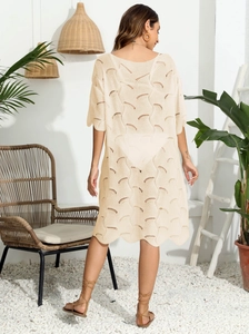 Rückansicht eines Häkel-Strandkleides mit Hohlstrickmuster und elegantem Wellensaum