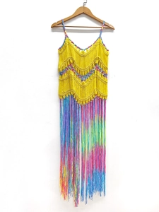 Détail d'un haut en crochet jaune fait main avec de longues franges dégradées arc-en-ciel