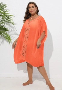Détail de la broderie au crochet sur la robe de plage orange vif surdimensionnée