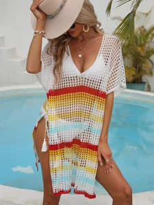 Détail du cache-maillot au crochet avec rayures colorées, fentes latérales et franges