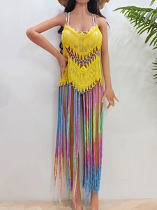 Détail d'un cache-maillot de plage au crochet fait main avec franges colorées et motifs