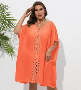 Détail de la tunique de plage orange avec coutures au crochet et décolleté en V bohème