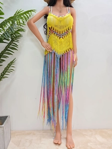 Détail de la tunique de plage jaune crochetée main avec franges colorées et texture en V