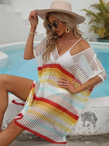 Détail de la texture en maille crochetée avec rayures colorées sur une robe de plage