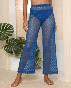 Détail de la maille du pantalon de plage bleu en crochet avec motif en dentelle ajourée