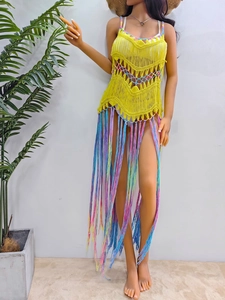 Détail du corsage crocheté à la main avec ourlet à franges multicolores de robe de plage