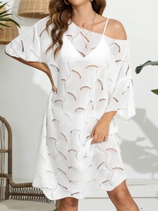 Detail des weißen Häkelkleids mit gewelltem Lochmuster und Stricktextur für den Strand