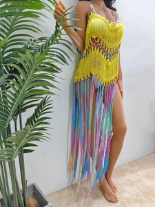 Détail d'un cache-maillot de plage jaune crocheté avec des franges bohèmes colorées
