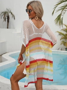 Détail de la tunique de plage au crochet avec rayures colorées et cordons à franges