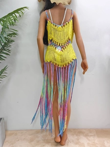 Détail de robe de plage crochetée main avec franges colorées et motif ajouré en maille