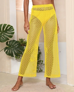 Vue détaillée de la texture en dentelle au crochet jaune sur ce pantalon de plage