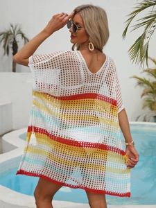 Texture de maille détaillée du cache-maillot de plage avec rayures colorées et glands