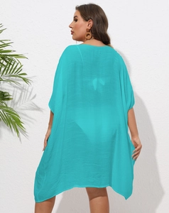 Vue latérale de dos du haut de plage turquoise ample avec détails au crochet
