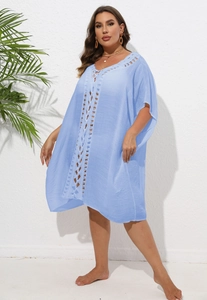 Détail du cache-maillot bleu clair avec dentelle crochetée blanche et col en V ample