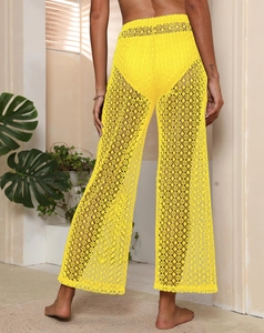 Détail du pantalon de plage large en dentelle jaune crochetée avec motifs géométriques