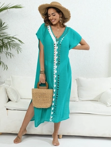 Vestido playero azul lago con cuello en V, encaje de ganchillo blanco y abertura lateral