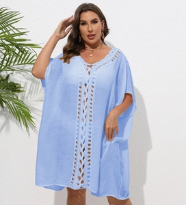 Détail du cache-maillot bleu clair avec dentelle crochetée blanche sur le décolleté en V