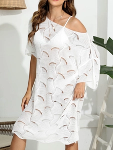 Detail der weißen hohlgehäkelten Strickstruktur am lockeren Strandkleid für Damen