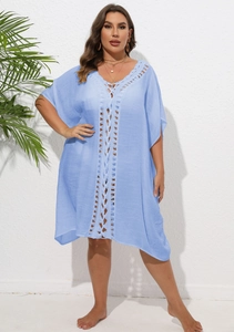 Gros plan sur l'encolure en crochet bleu clair avec maille ajourée et détails à lacets
