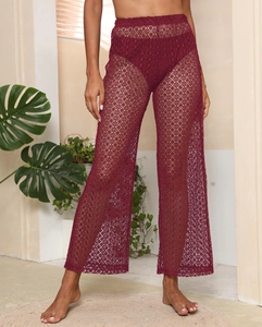 Détails du crochet sur ce pantalon large transparent bordeaux pour la plage