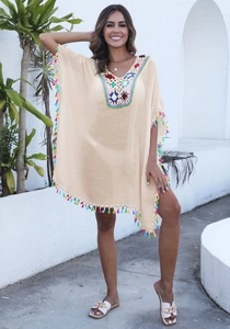 Robe de plage beige avec encolure en crochet coloré et détails de franges multicolores