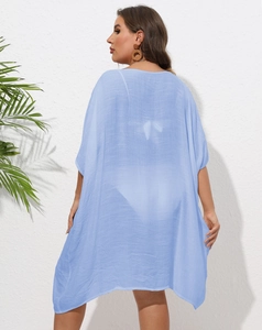 Vue arrière détaillée du cache-maillot bleu clair semi-transparent en tissu texturé