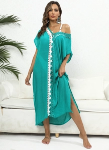 Detalle de pareo turquesa con bordes de ganchillo blanco y largos flecos de estilo boho
