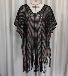 Gros plan sur la maille crochet noire avec bordure à vagues colorées et longues franges