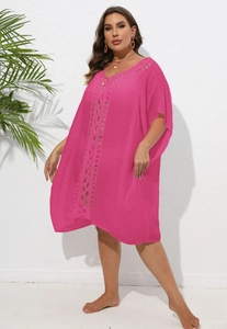 Détail de la robe de plage bohème rose fuchsia avec dentelle au crochet géométrique