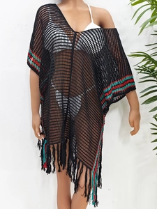 Détail d'un cache-maillot noir au crochet avec rayures colorées et longues franges