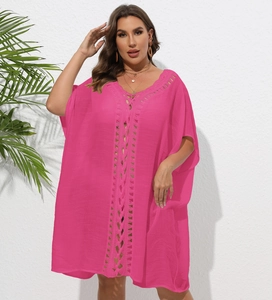 Détail d'un cache-maillot rose avec motif au crochet évidé et décolleté en V profond