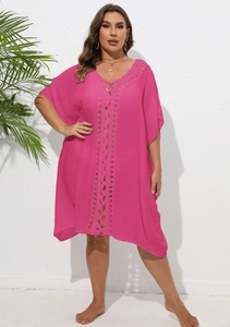 Détail du crochet en V sur cette robe de plage grande taille de couleur rose rouge